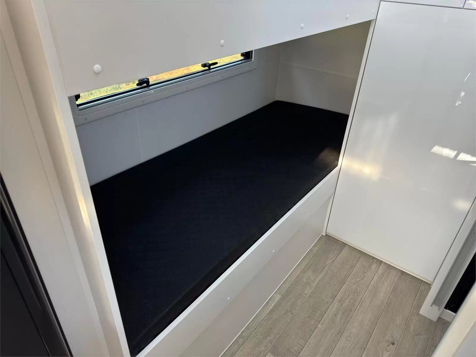 https://media-caravea.syd1.digitaloceanspaces.com/caravans/95EIC5867/exterior-4.webp