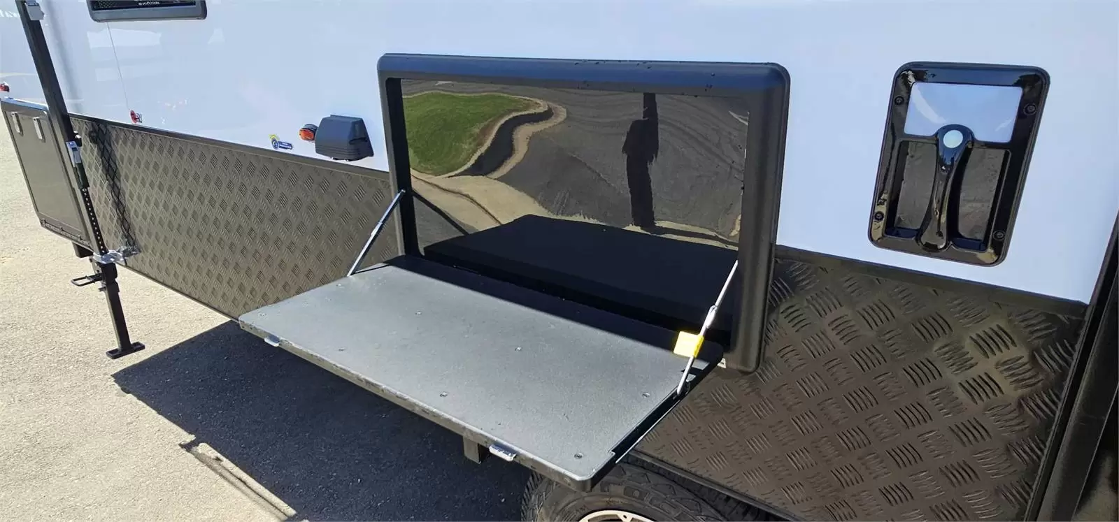https://media-caravea.syd1.digitaloceanspaces.com/caravans/95EIC6695/exterior-1.webp