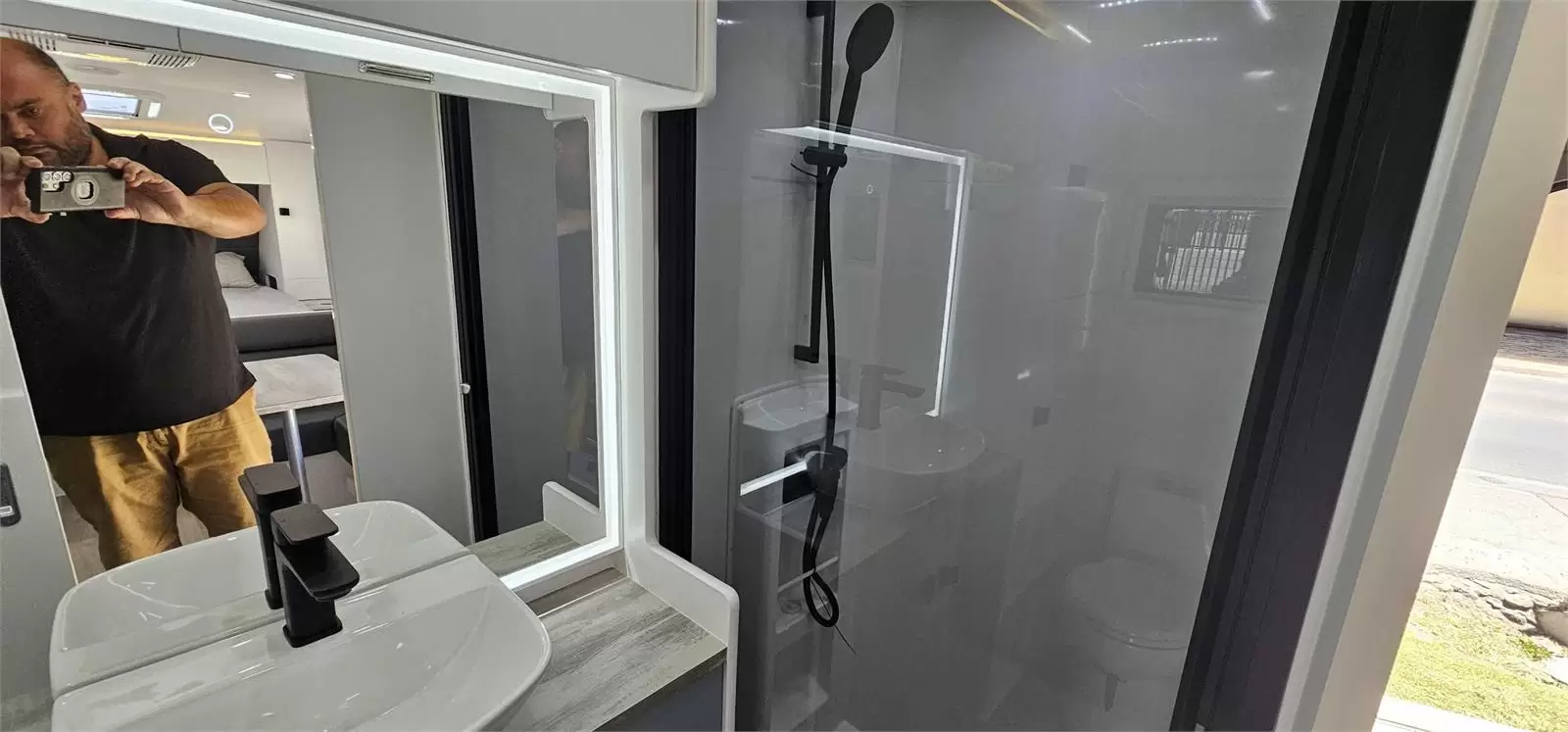 https://media-caravea.syd1.digitaloceanspaces.com/caravans/95EIC6695/exterior-10.webp