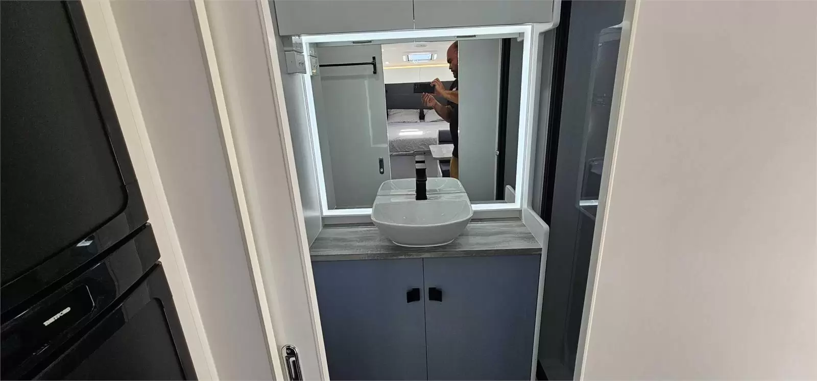 https://media-caravea.syd1.digitaloceanspaces.com/caravans/95EIC6695/exterior-12.webp