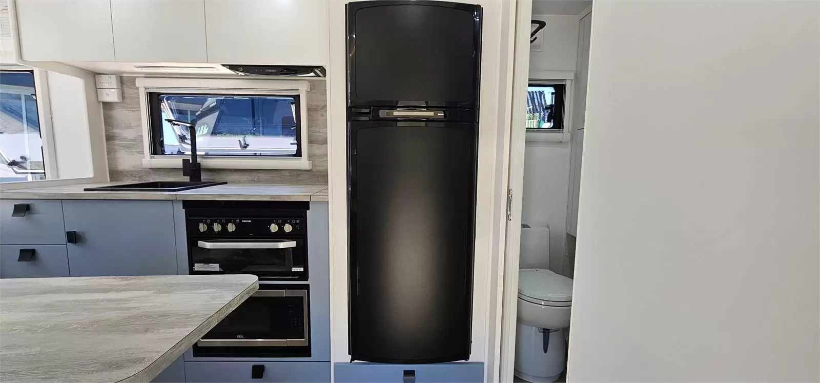 https://media-caravea.syd1.digitaloceanspaces.com/caravans/95EIC6695/exterior-13.webp