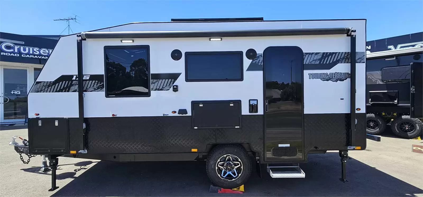 https://media-caravea.syd1.digitaloceanspaces.com/caravans/95EIC6695/exterior-15.webp