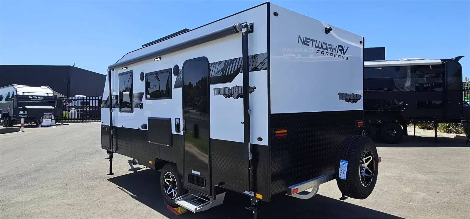 https://media-caravea.syd1.digitaloceanspaces.com/caravans/95EIC6695/exterior-16.webp