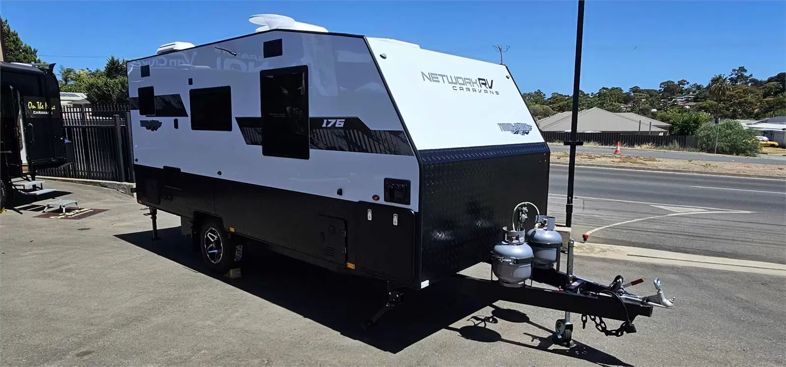 https://media-caravea.syd1.digitaloceanspaces.com/caravans/95EIC6695/exterior-20.webp