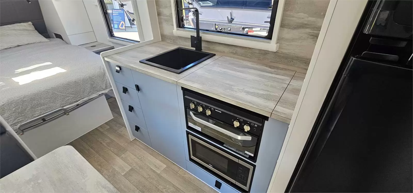 https://media-caravea.syd1.digitaloceanspaces.com/caravans/95EIC6695/exterior-6.webp