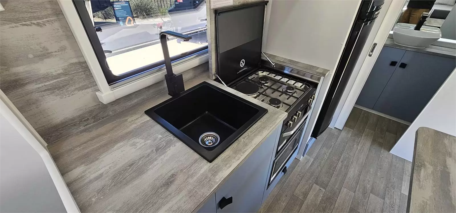 https://media-caravea.syd1.digitaloceanspaces.com/caravans/95EIC6695/exterior-7.webp