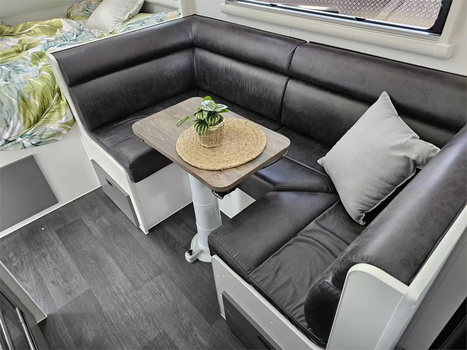 https://media-caravea.syd1.digitaloceanspaces.com/caravans/95EIC7397/exterior-4.webp