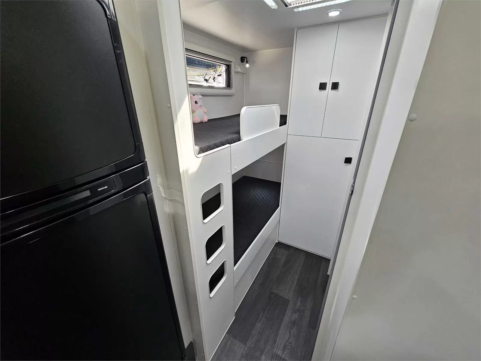 https://media-caravea.syd1.digitaloceanspaces.com/caravans/95EIC7397/exterior-7.webp