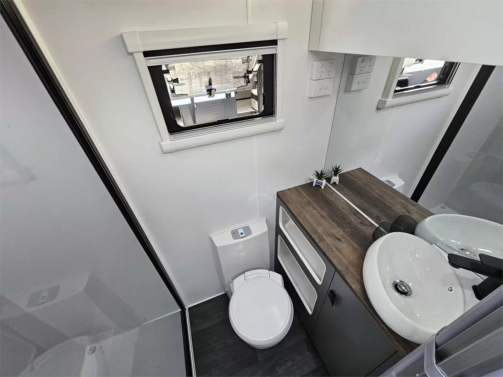 https://media-caravea.syd1.digitaloceanspaces.com/caravans/95EIC7397/exterior-9.webp