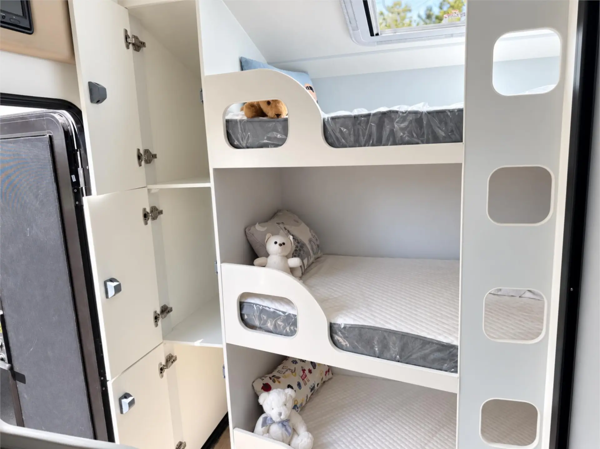 https://media-caravea.syd1.digitaloceanspaces.com/caravans/95EIC7900/exterior-33.webp