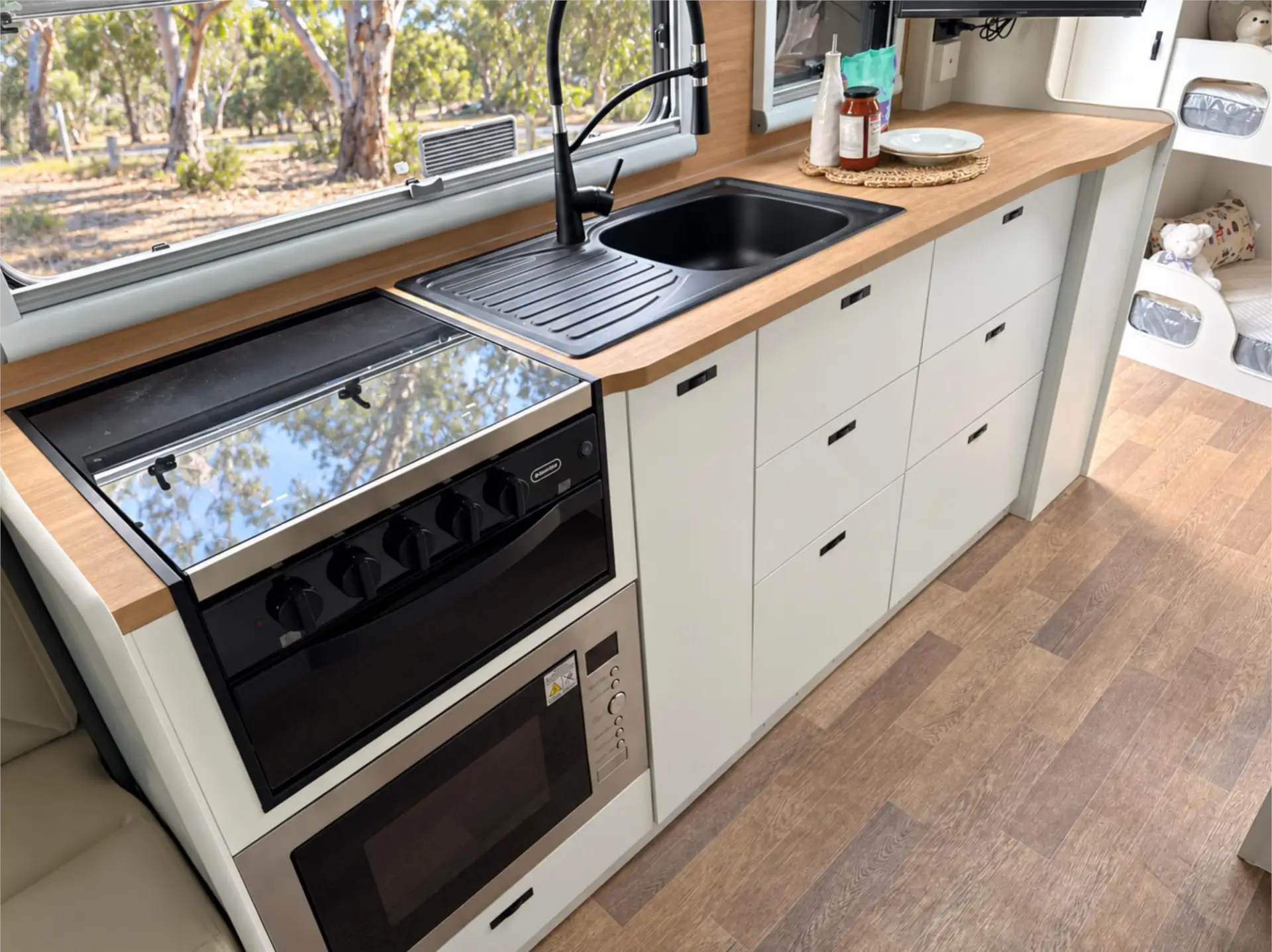 https://media-caravea.syd1.digitaloceanspaces.com/caravans/95EIC7900/exterior-44.webp