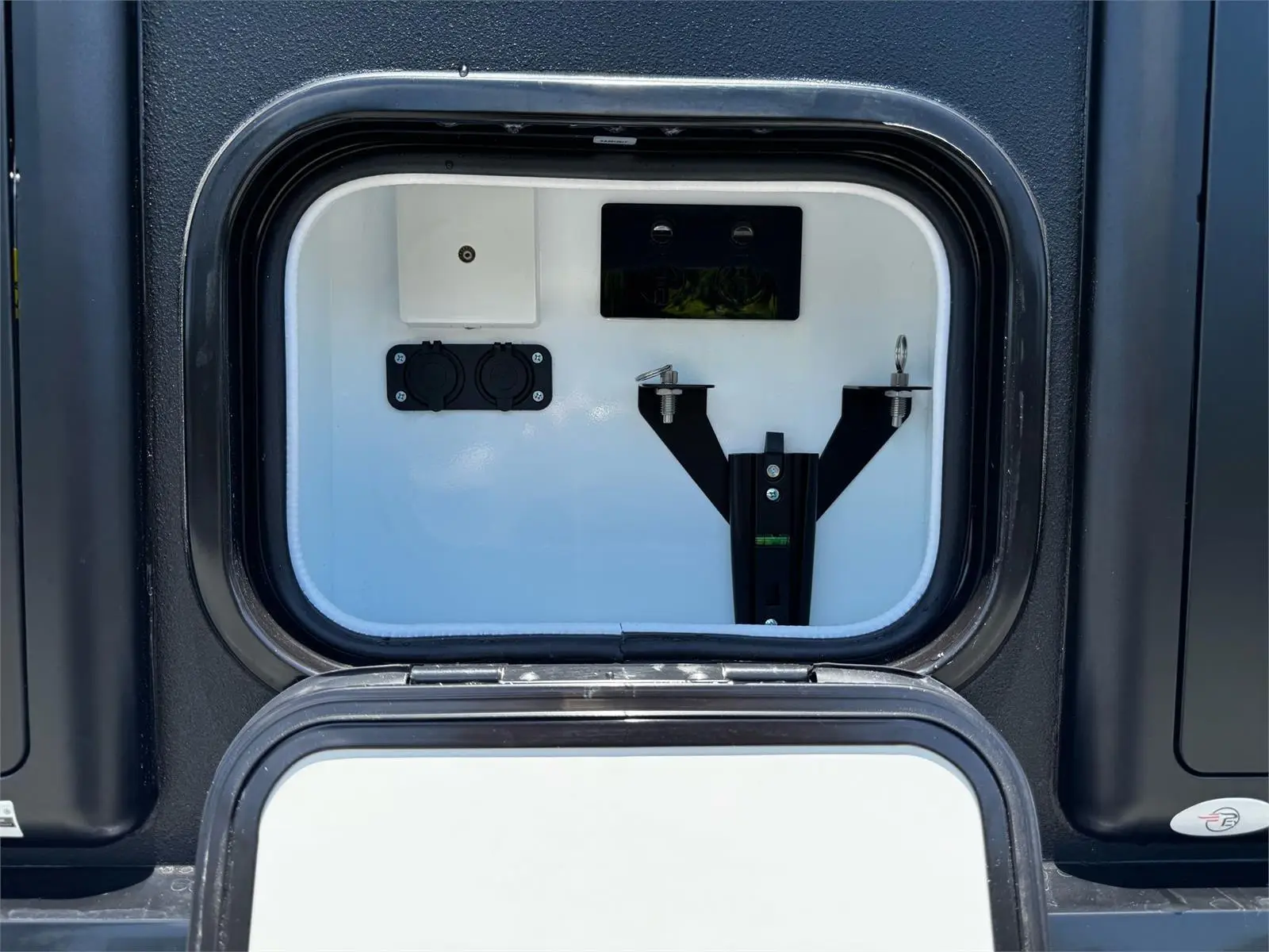 https://media-caravea.syd1.digitaloceanspaces.com/caravans/95EIC7900/exterior-46.webp