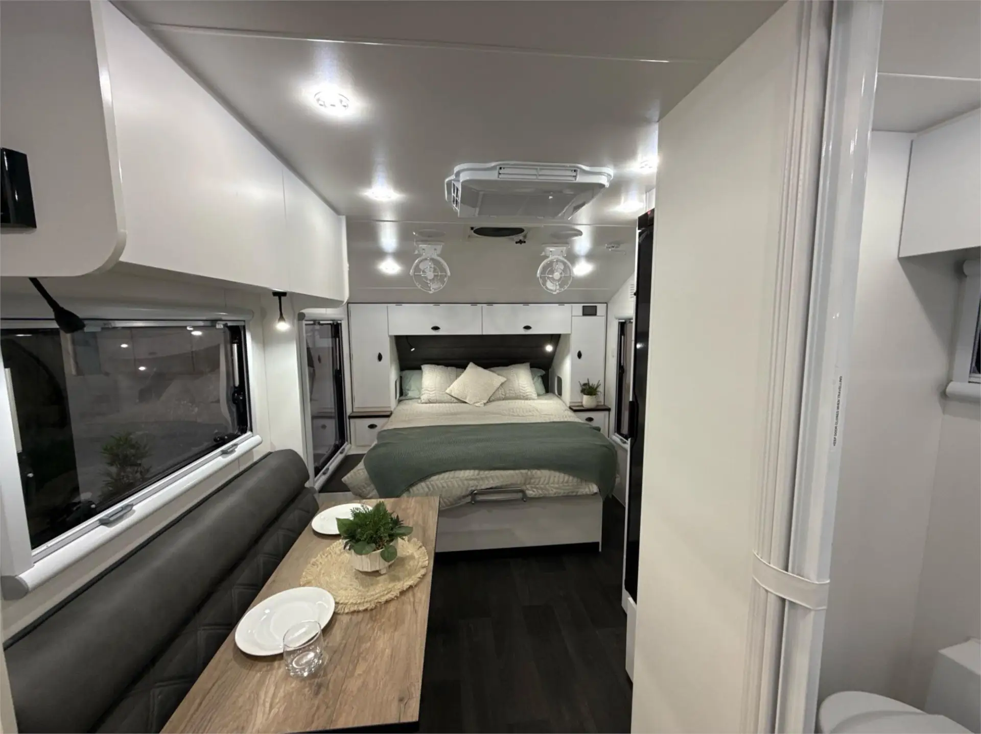 https://media-caravea.syd1.digitaloceanspaces.com/caravans/95EIC9390/exterior-11.webp