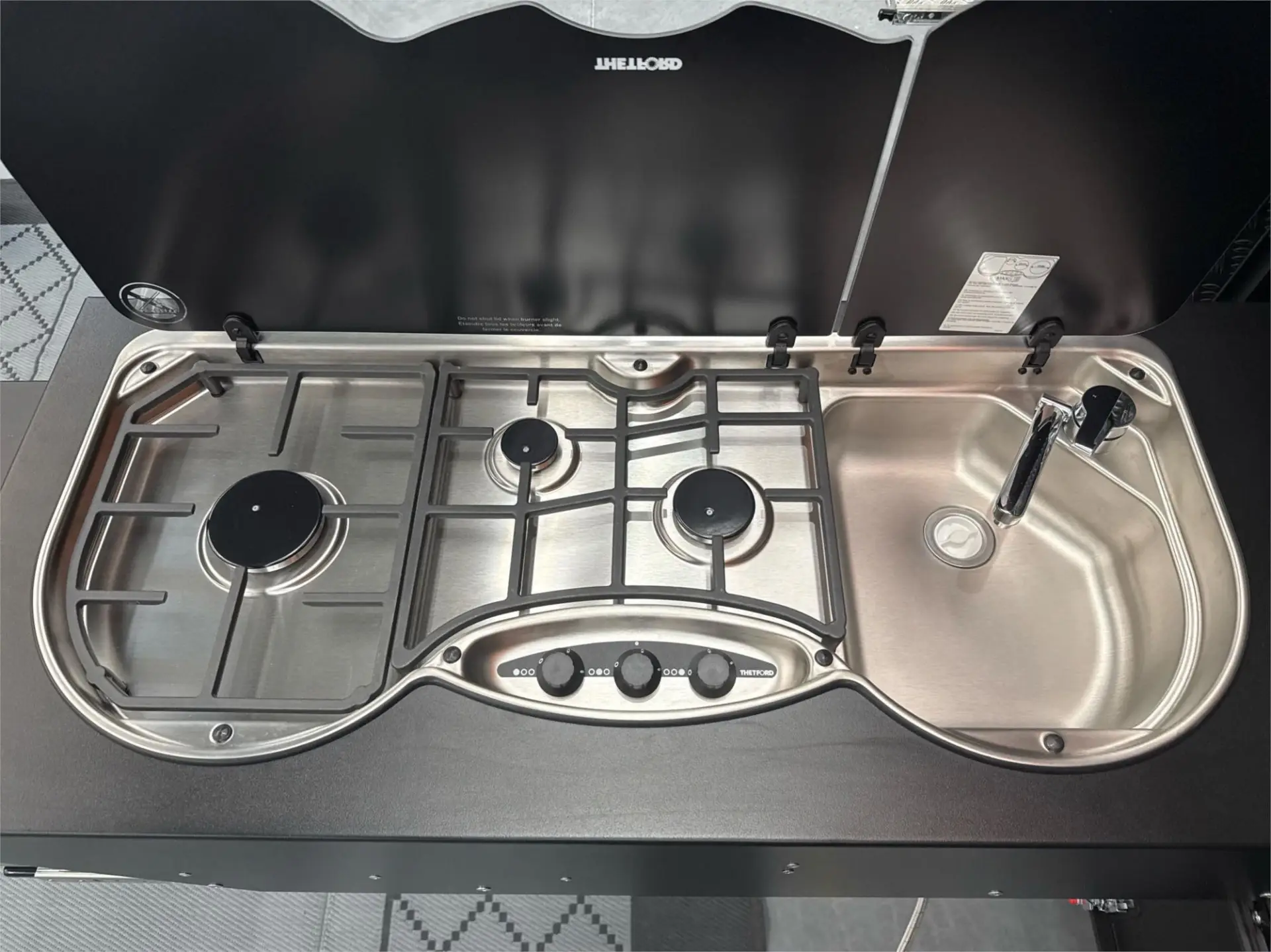 https://media-caravea.syd1.digitaloceanspaces.com/caravans/95EIC9390/exterior-18.webp