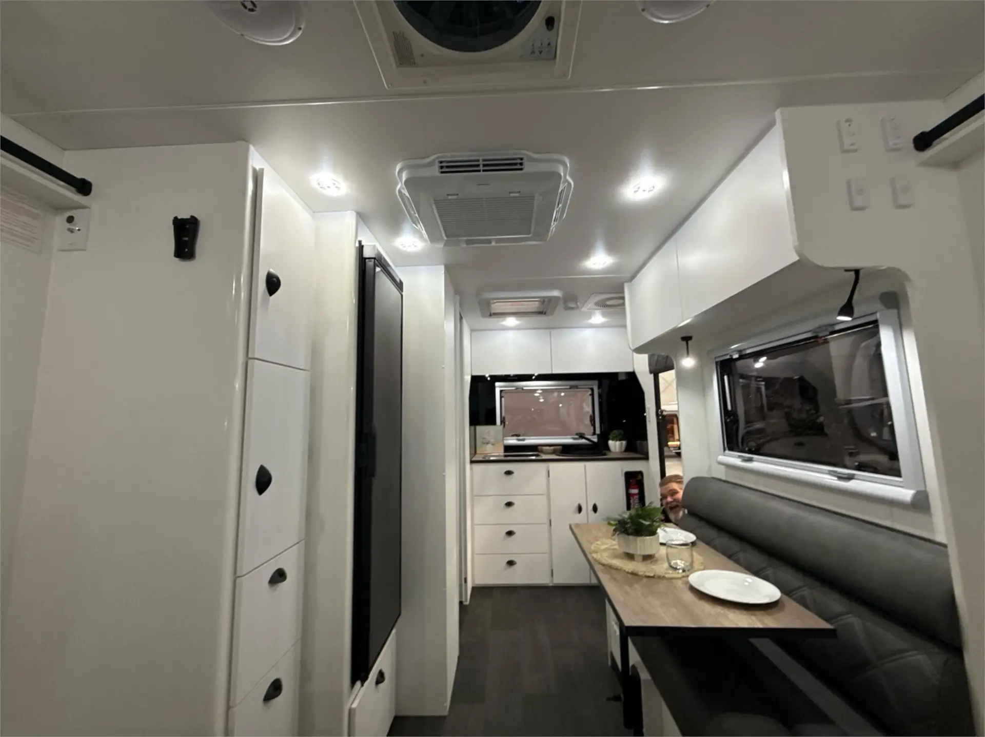 https://media-caravea.syd1.digitaloceanspaces.com/caravans/95EIC9390/exterior-22.webp
