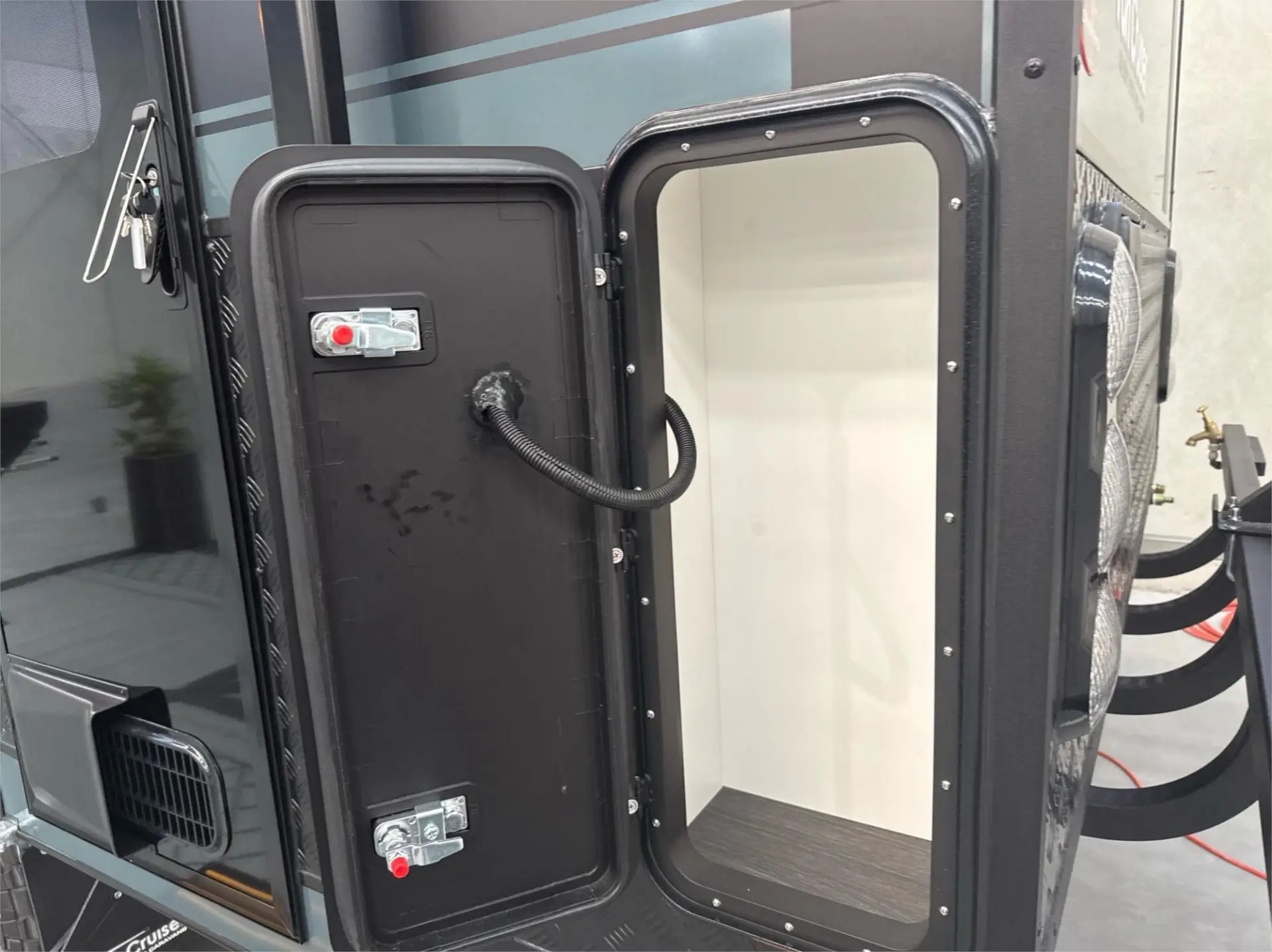 https://media-caravea.syd1.digitaloceanspaces.com/caravans/95EIC9390/exterior-24.webp