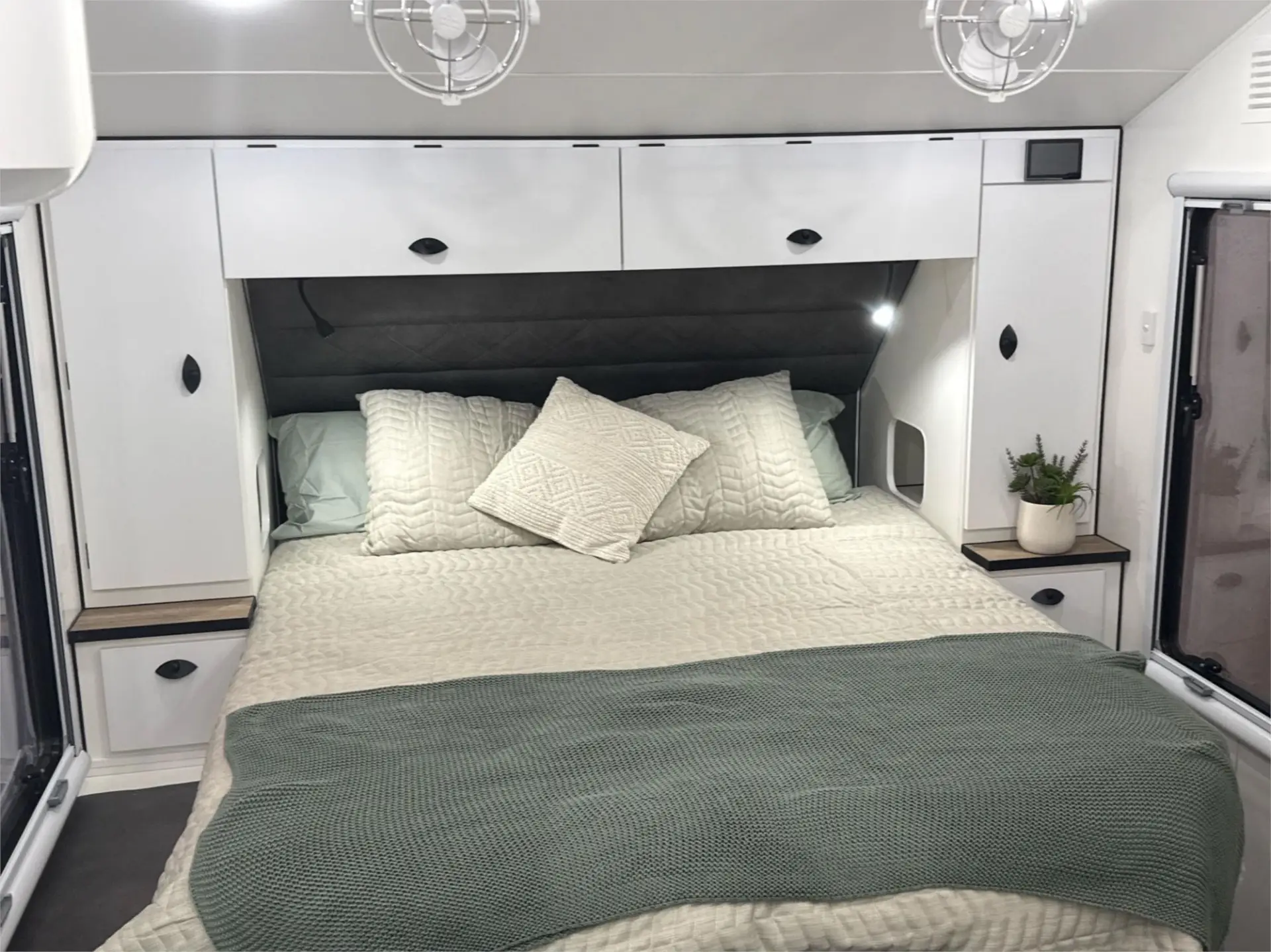 https://media-caravea.syd1.digitaloceanspaces.com/caravans/95EIC9390/exterior-25.webp