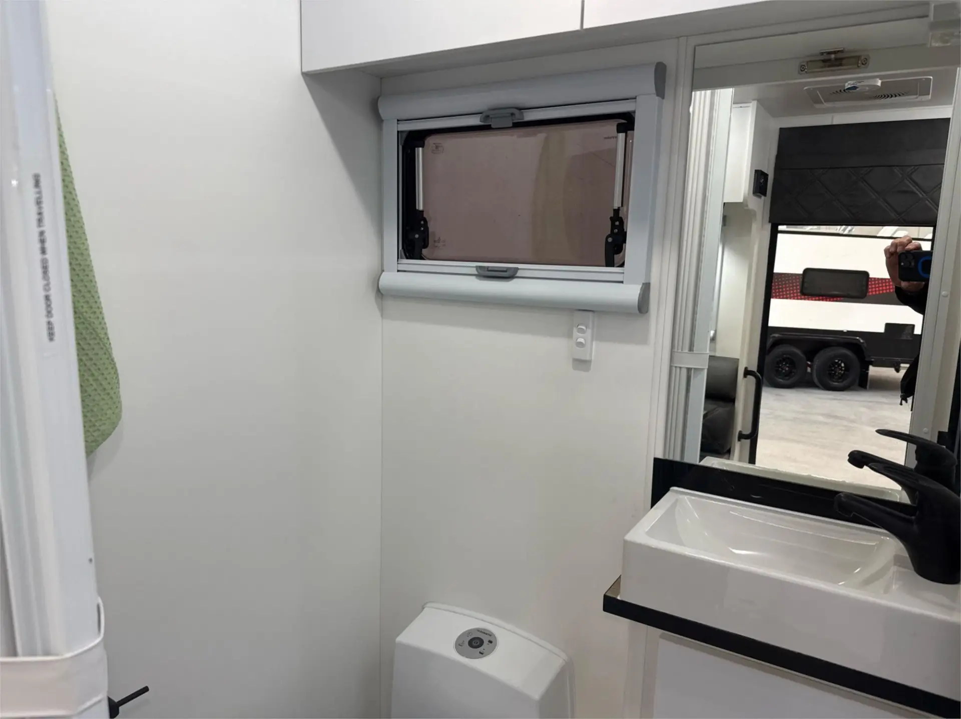 https://media-caravea.syd1.digitaloceanspaces.com/caravans/95EIC9390/exterior-27.webp