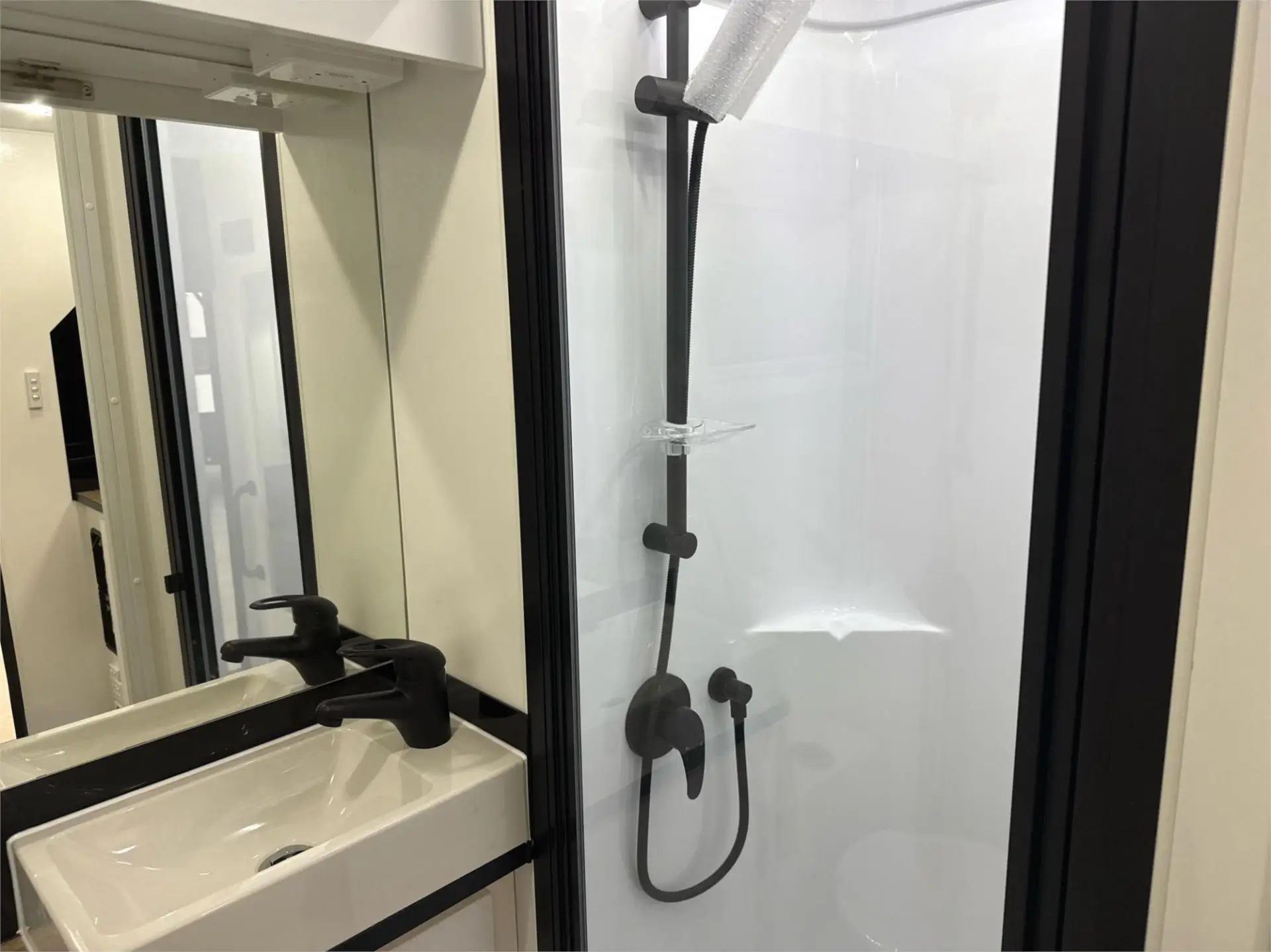 https://media-caravea.syd1.digitaloceanspaces.com/caravans/95EIC9390/exterior-28.webp