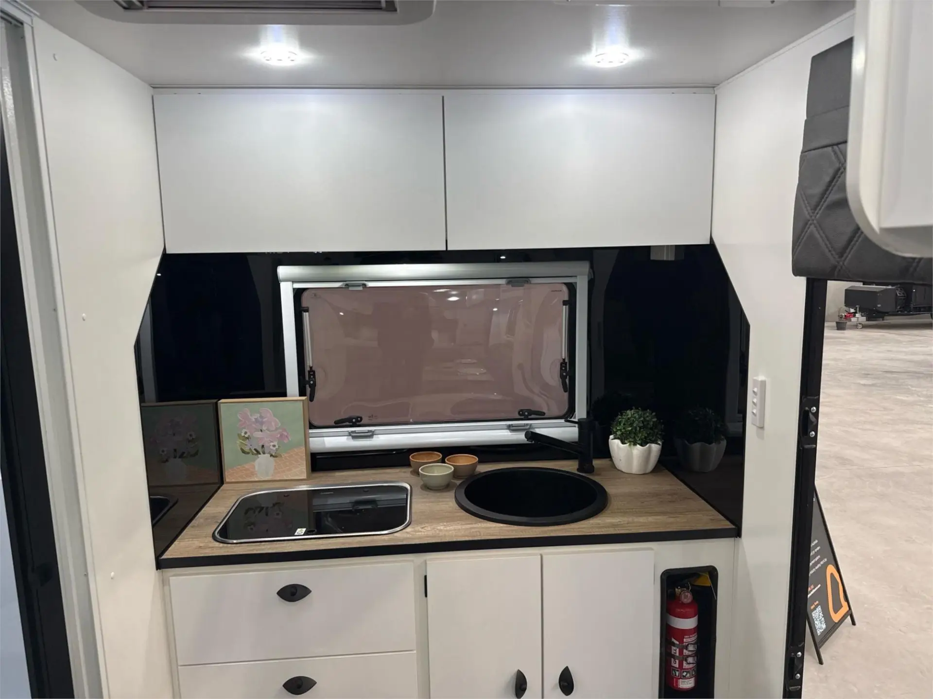 https://media-caravea.syd1.digitaloceanspaces.com/caravans/95EIC9390/exterior-29.webp