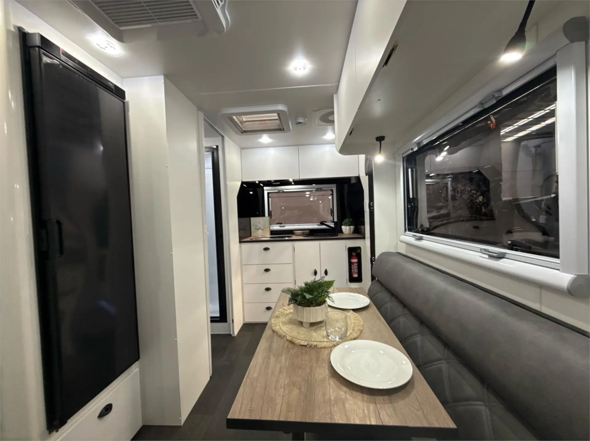 https://media-caravea.syd1.digitaloceanspaces.com/caravans/95EIC9390/exterior-30.webp