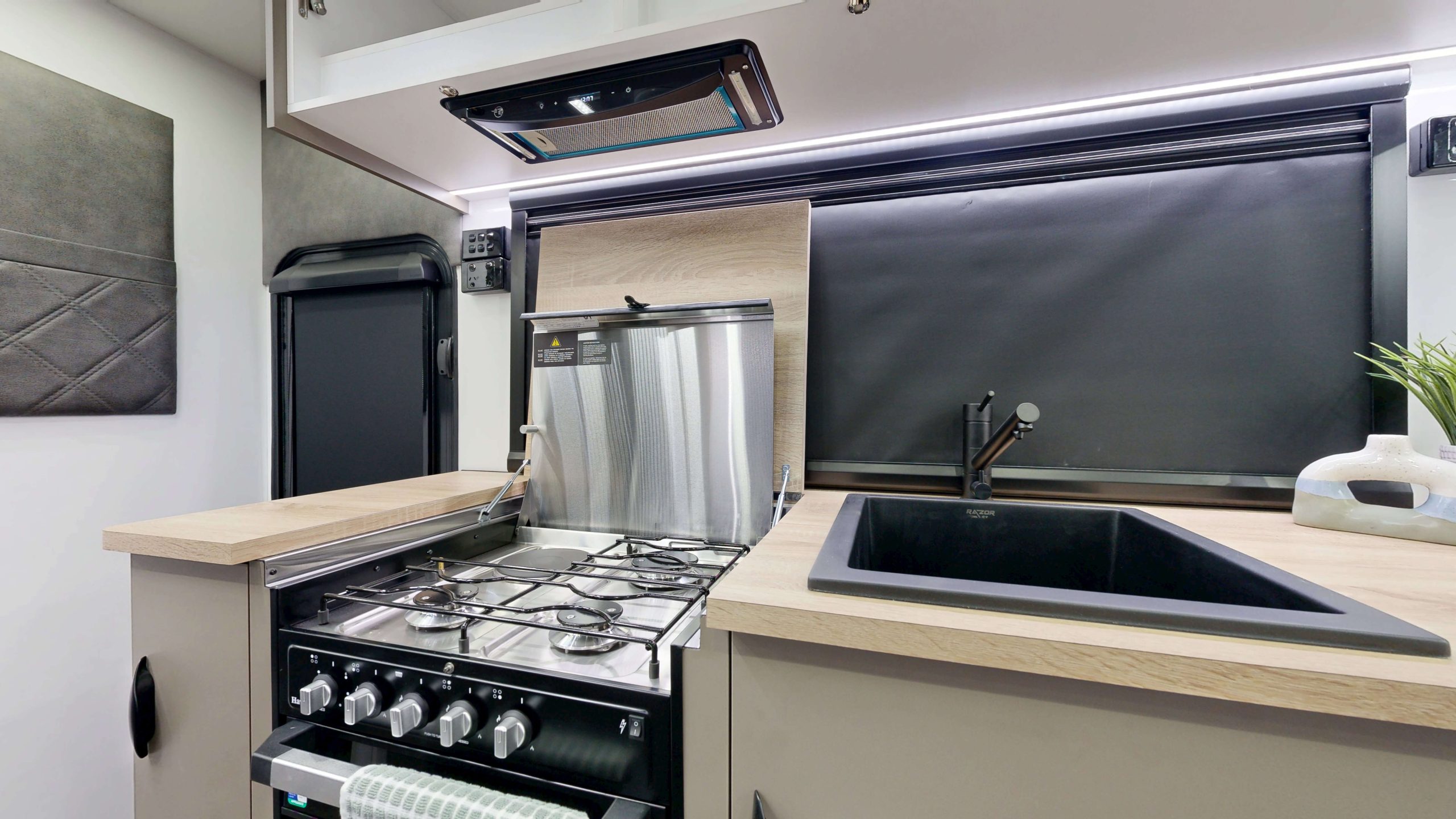 19’6 PLATINUM REAR DOOR Interior