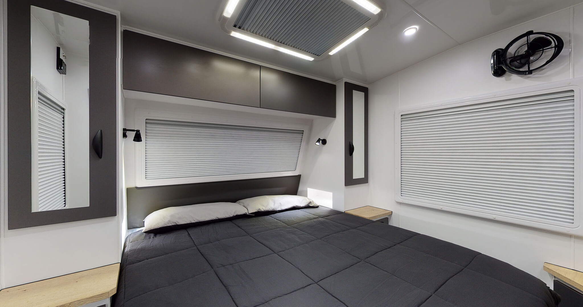 22′ PLATINUM MID DOOR  FAMILY Interior