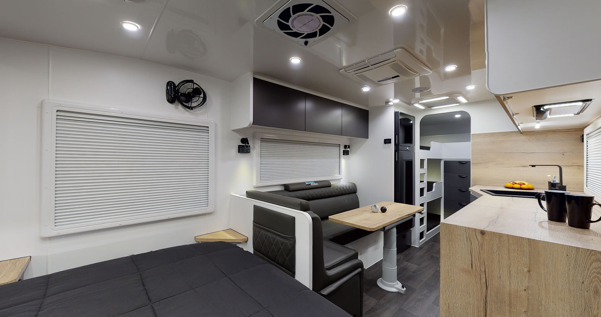 22′ PLATINUM MID DOOR  FAMILY Interior