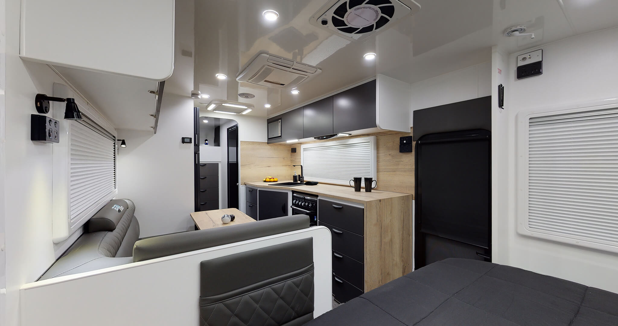 22′ PLATINUM MID DOOR  FAMILY Interior