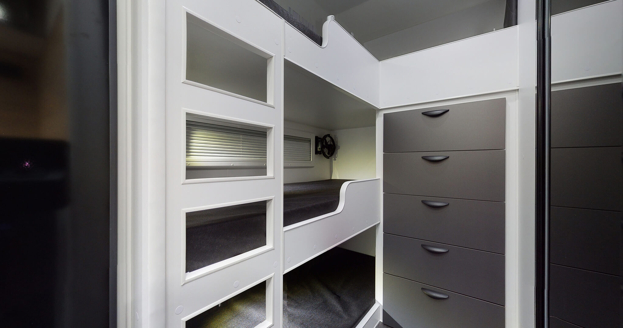 22′ PLATINUM MID DOOR  FAMILY Interior