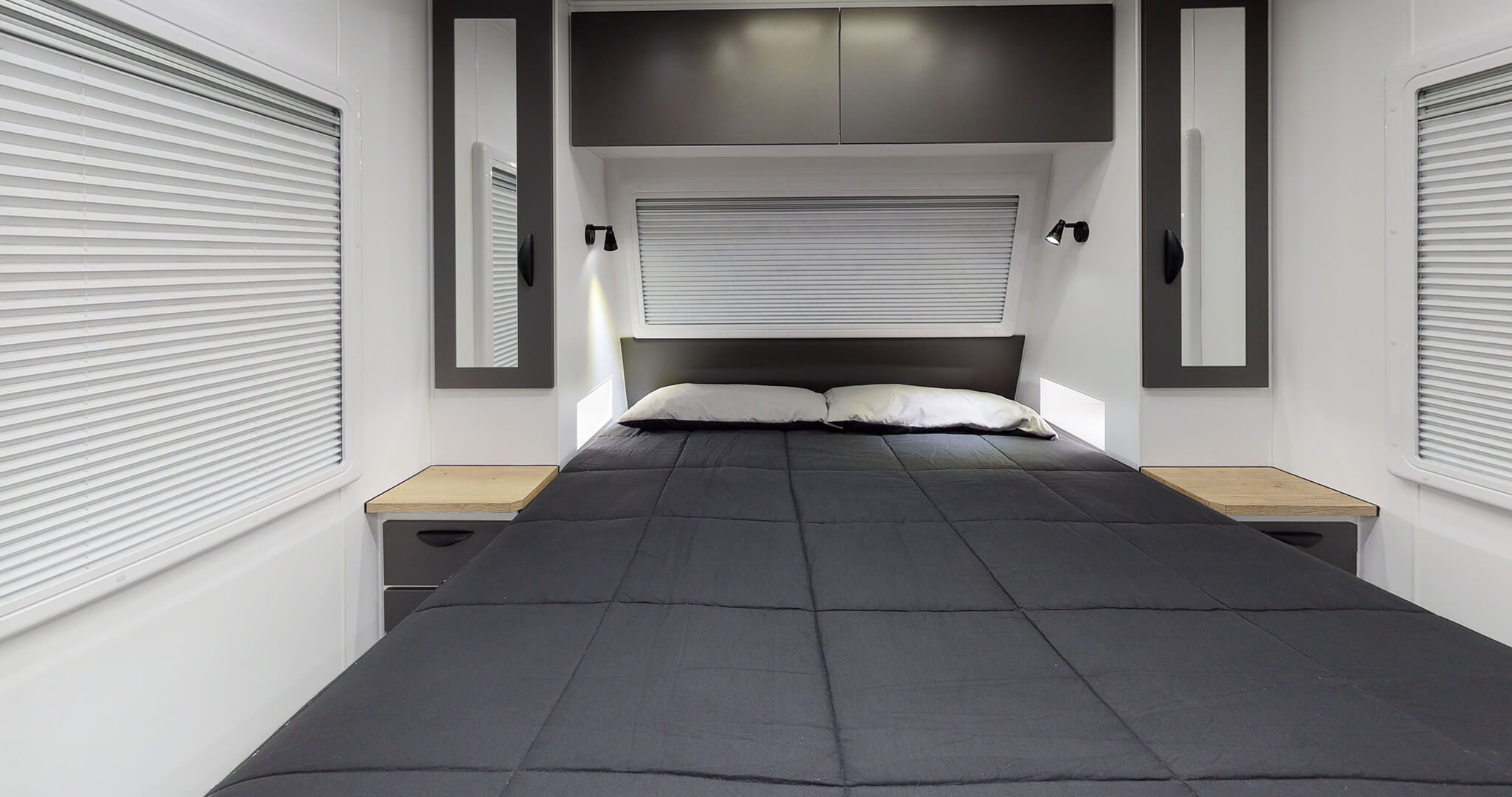 22′ PLATINUM MID DOOR  FAMILY Interior