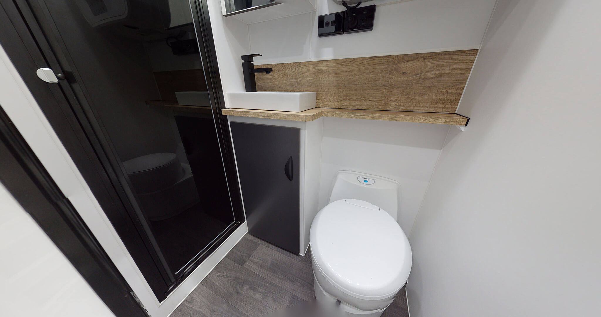 22′ PLATINUM MID DOOR  FAMILY Interior