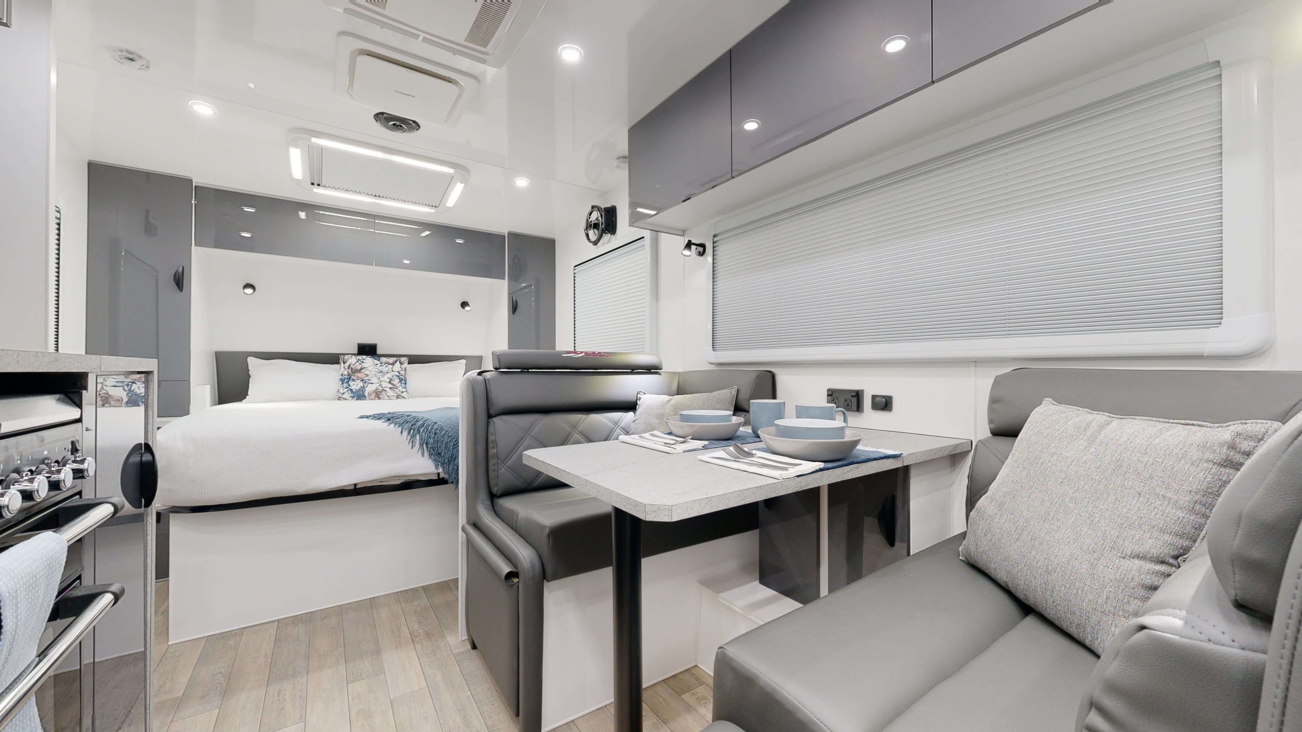 19’6 PLATINUM MID DOOR Interior
