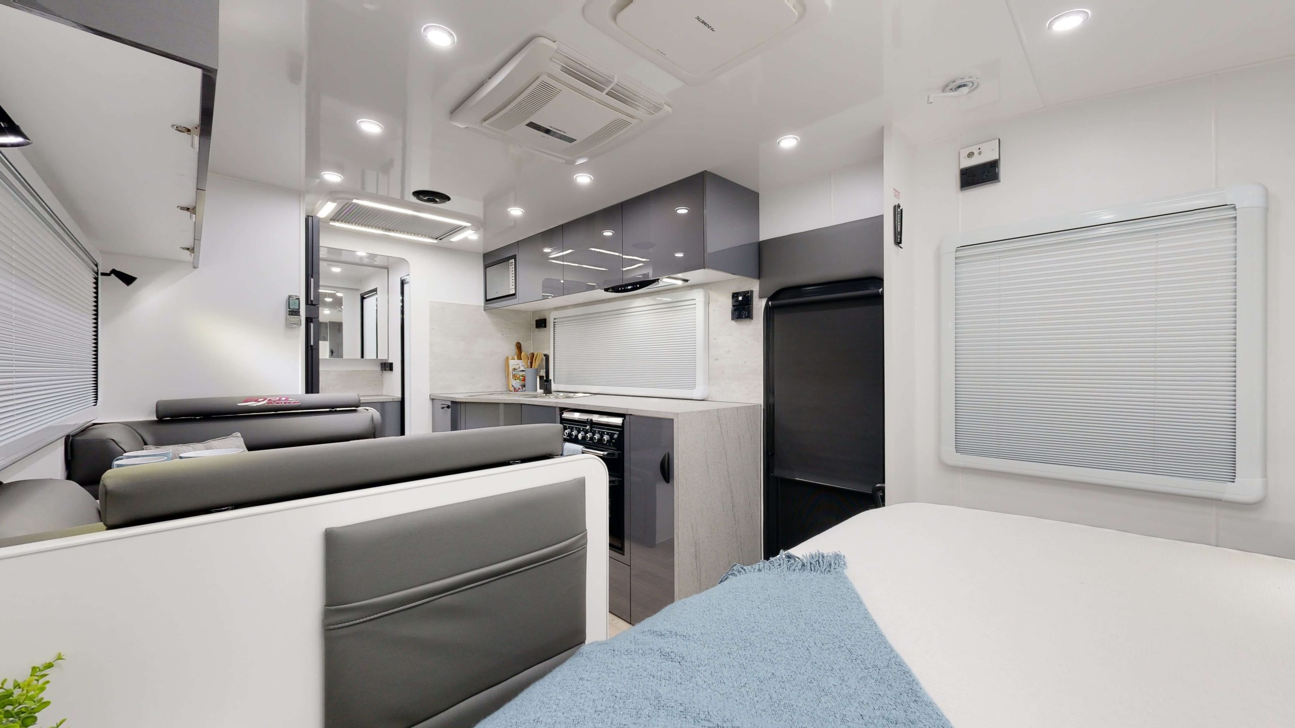 19’6 PLATINUM MID DOOR Interior