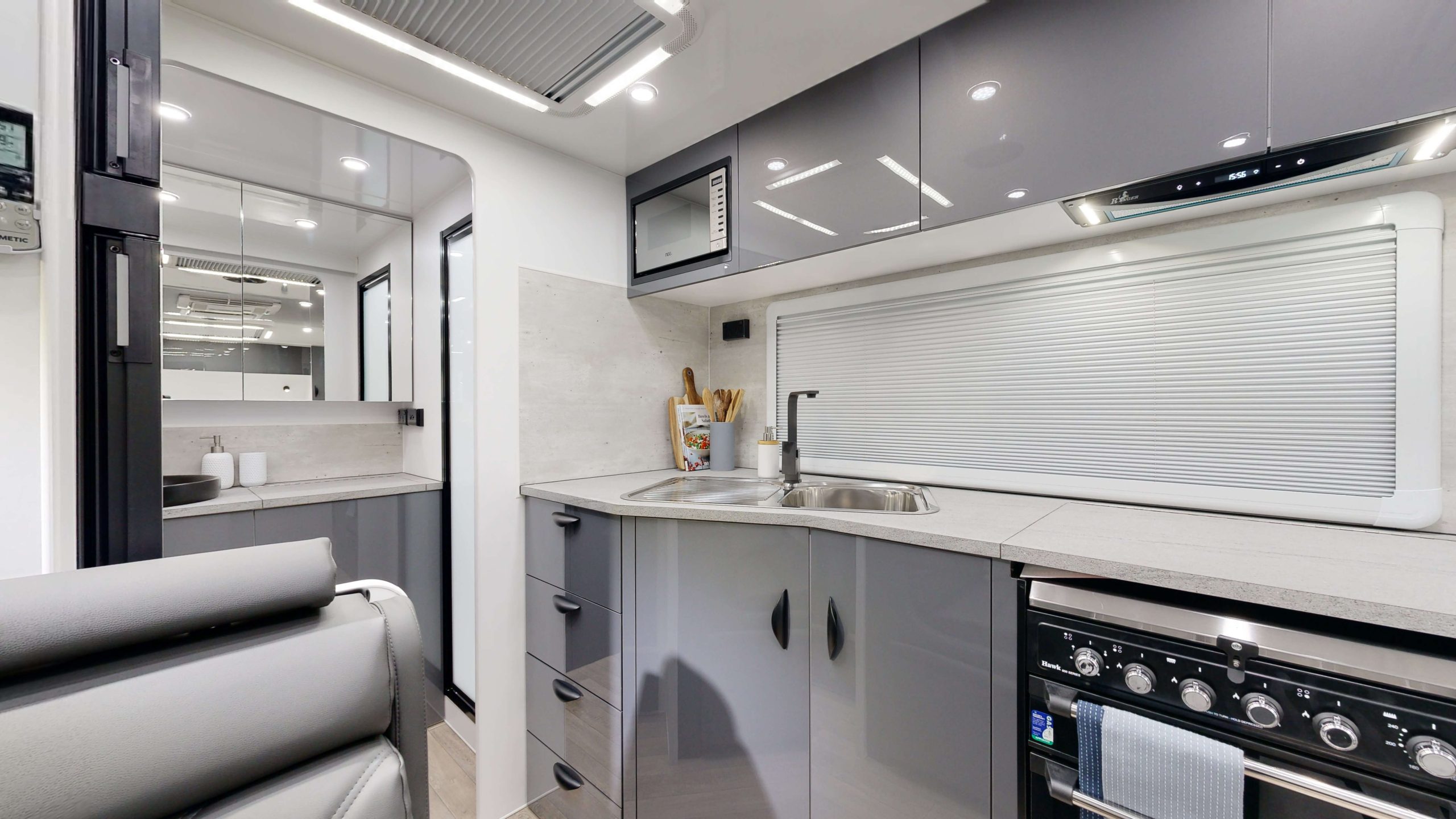 19’6 PLATINUM MID DOOR Interior
