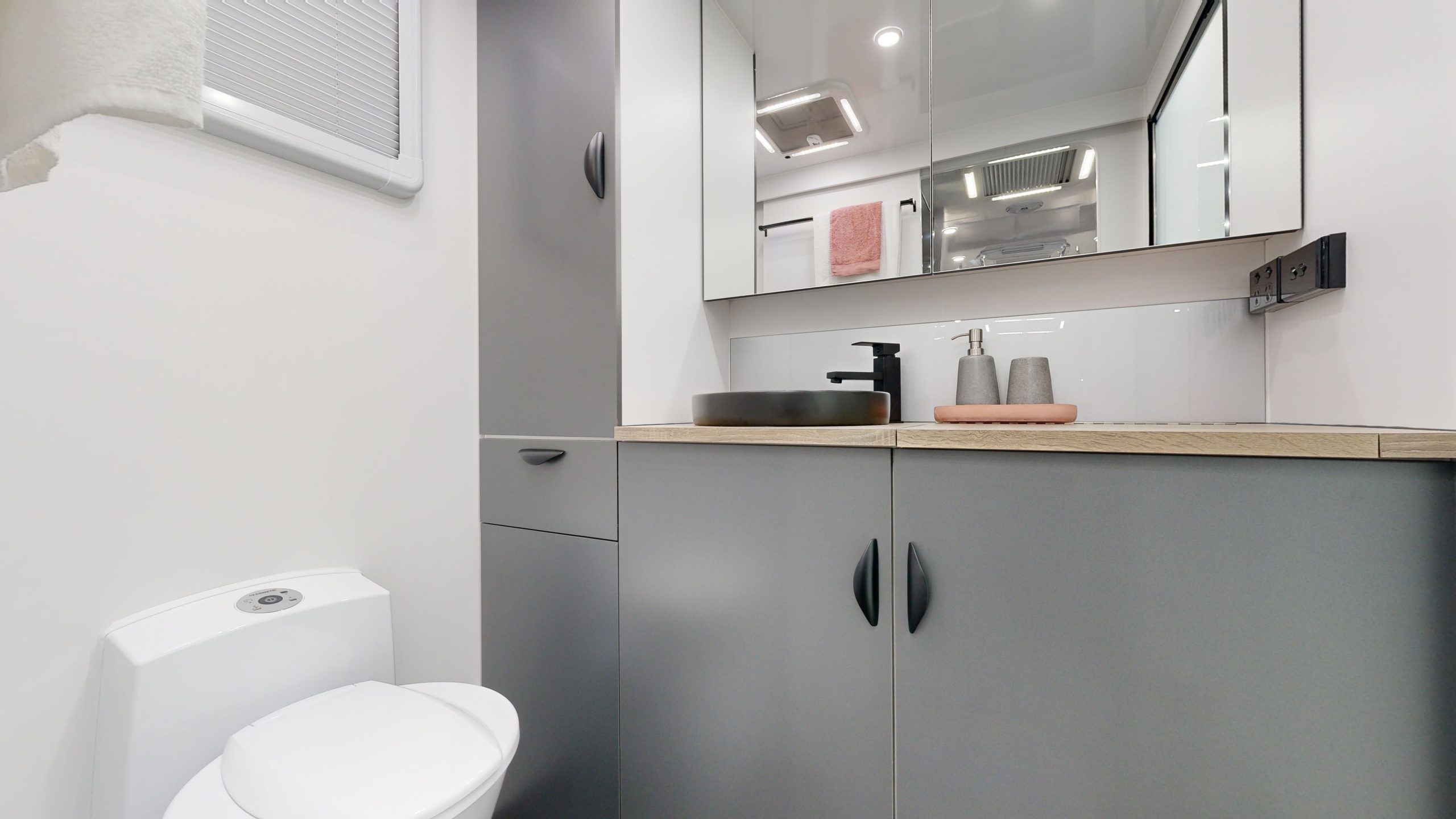 21’6 PLATINUM REAR DOOR LARGE ENSUITE Interior
