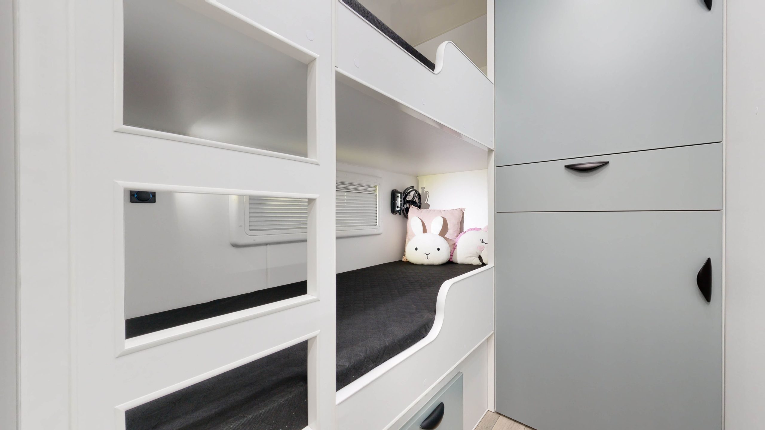 19’6 PLATINUM EAST WEST FAMILY Interior