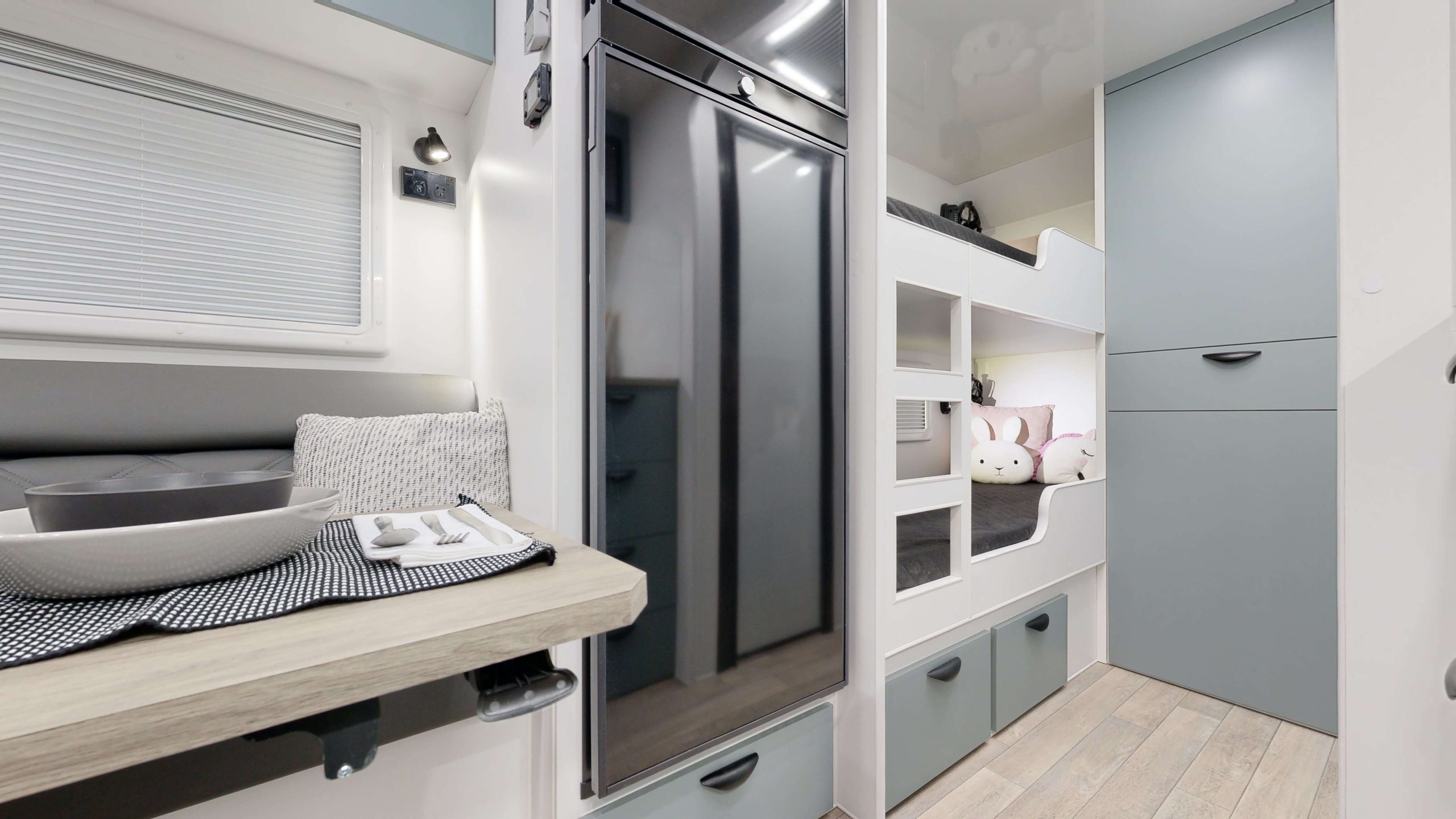19’6 PLATINUM EAST WEST FAMILY Interior