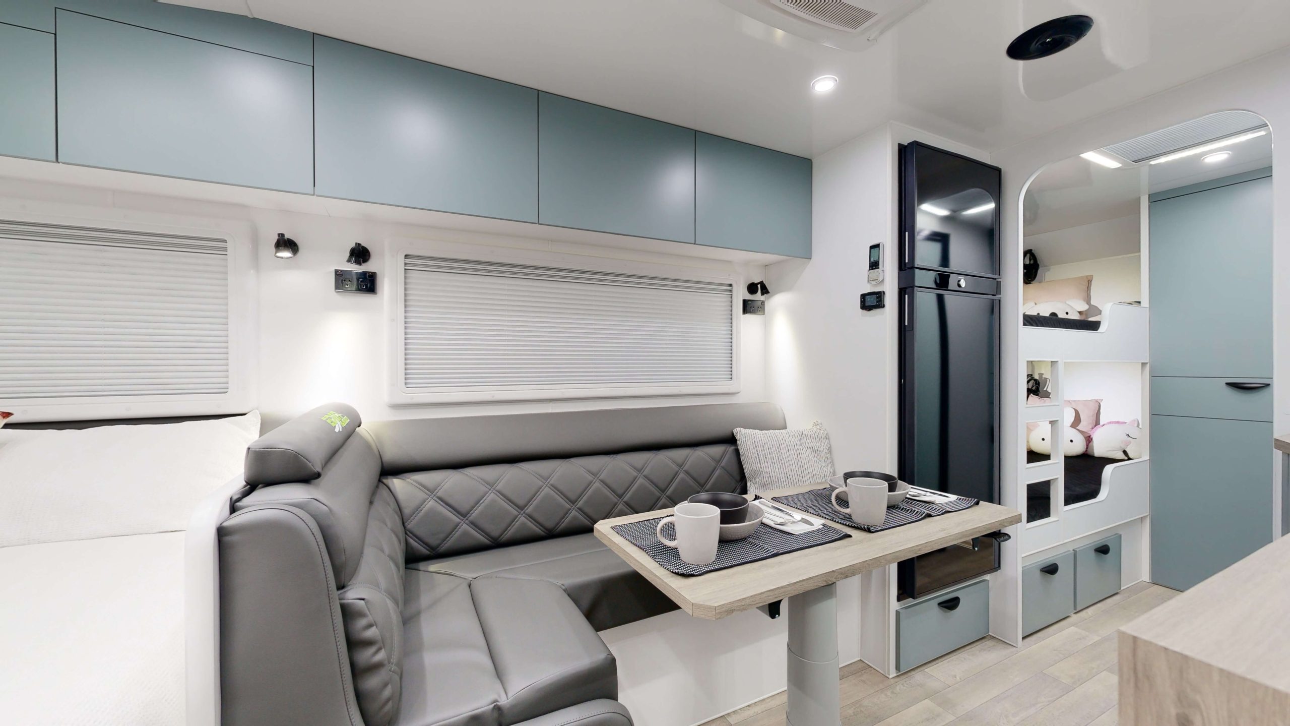 19’6 PLATINUM EAST WEST FAMILY Interior
