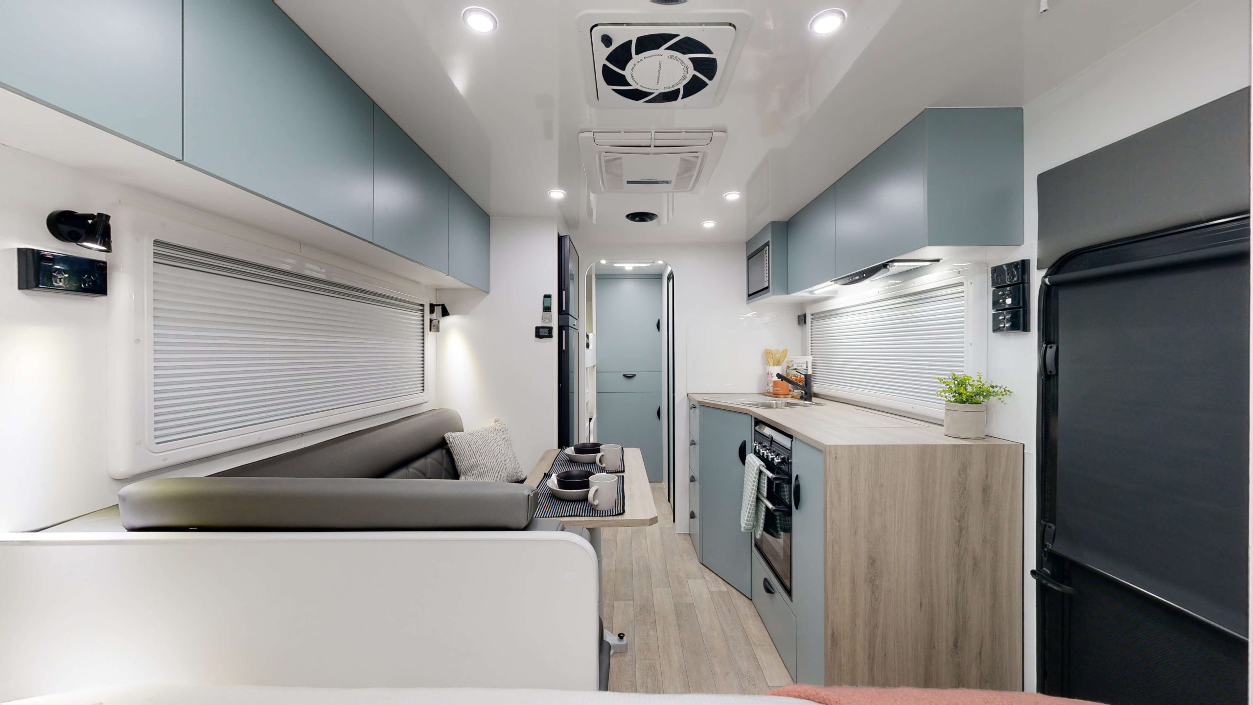 19’6 PLATINUM EAST WEST FAMILY Interior