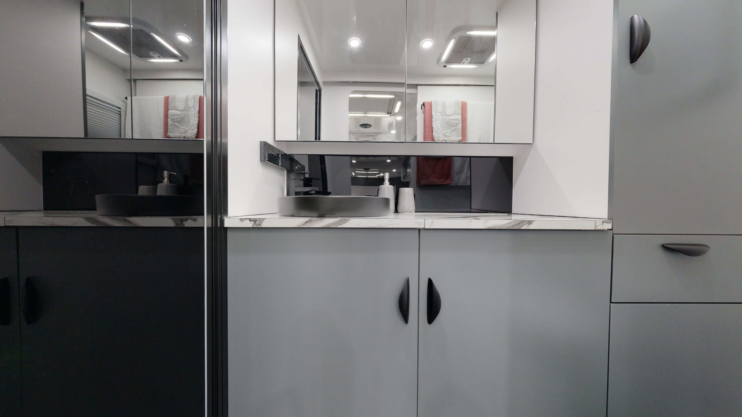 20’8 WILDTRAX REAR DOOR Interior