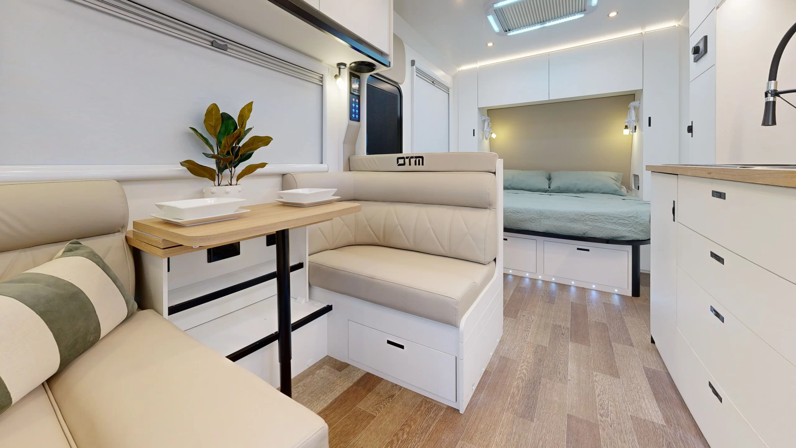 Adventure 6.9F Black Edition interior image 4