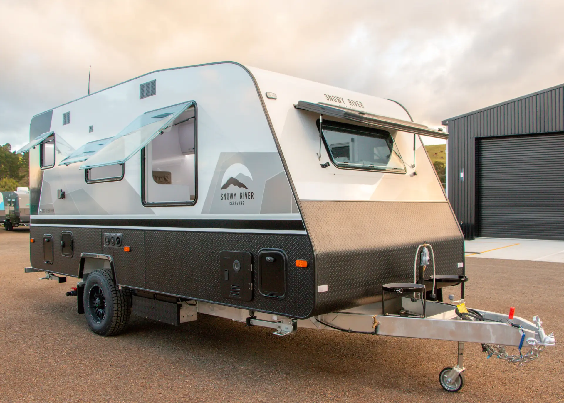 2026 Snowy River SRC-17 2" Raised, 400ah Battery's 600w solar