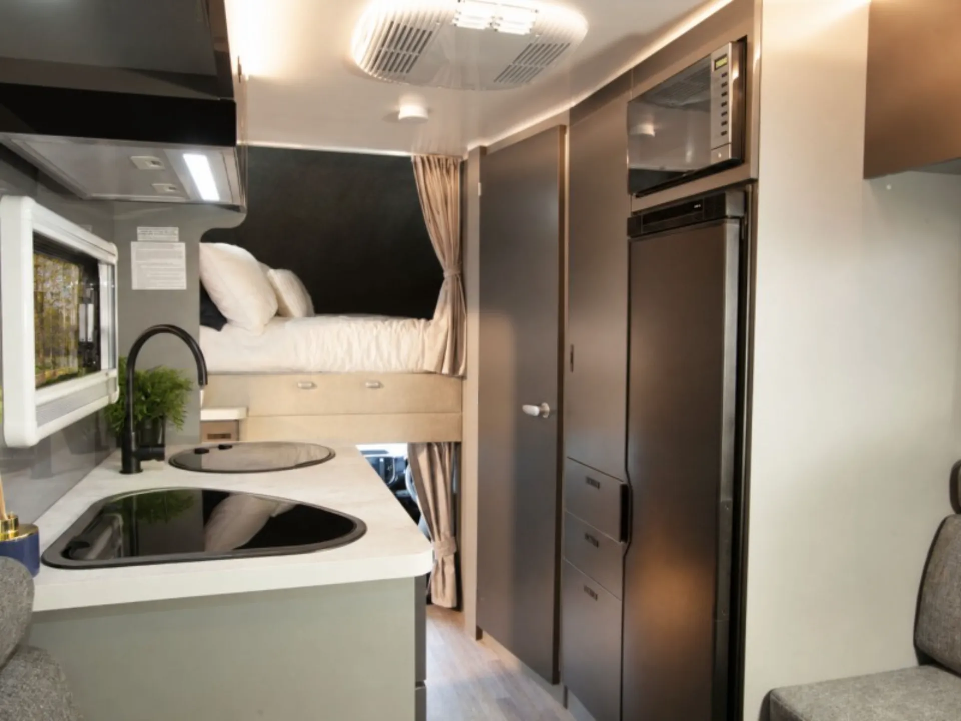 C281 interior image 1