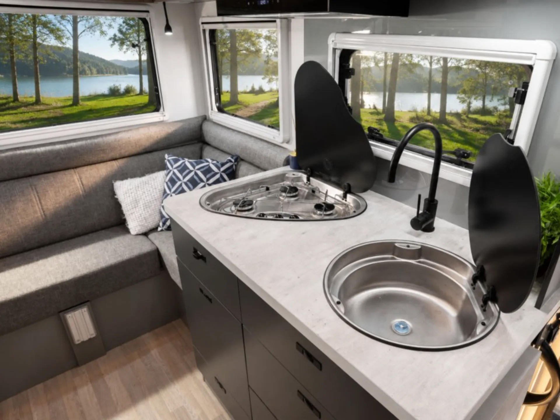 C281 interior image 4