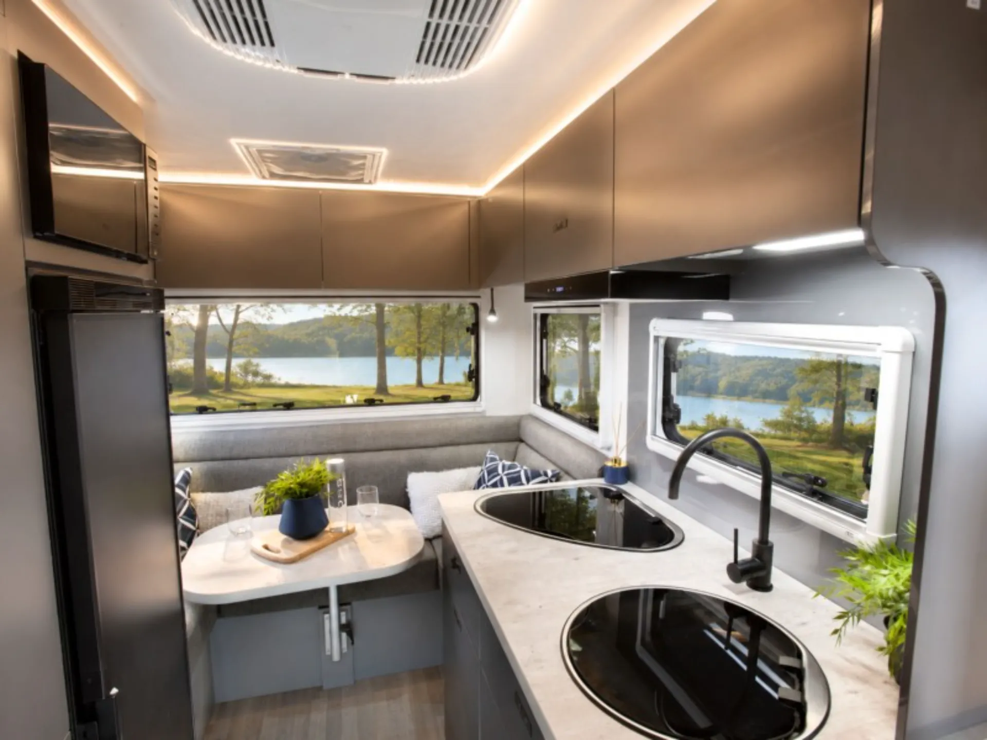 C281 interior image 3