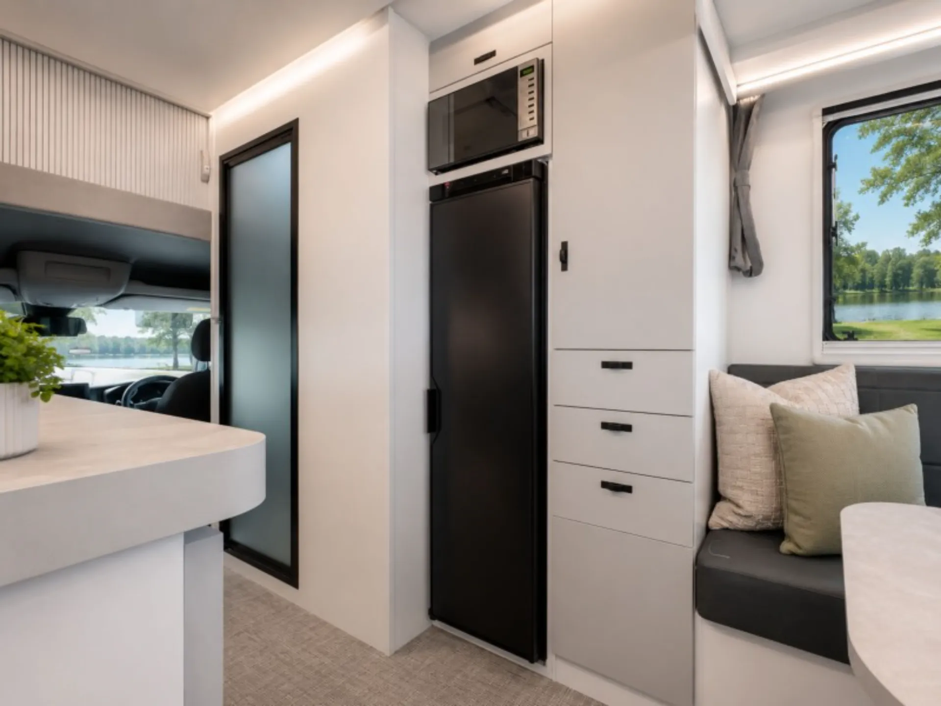 E364 interior image 2