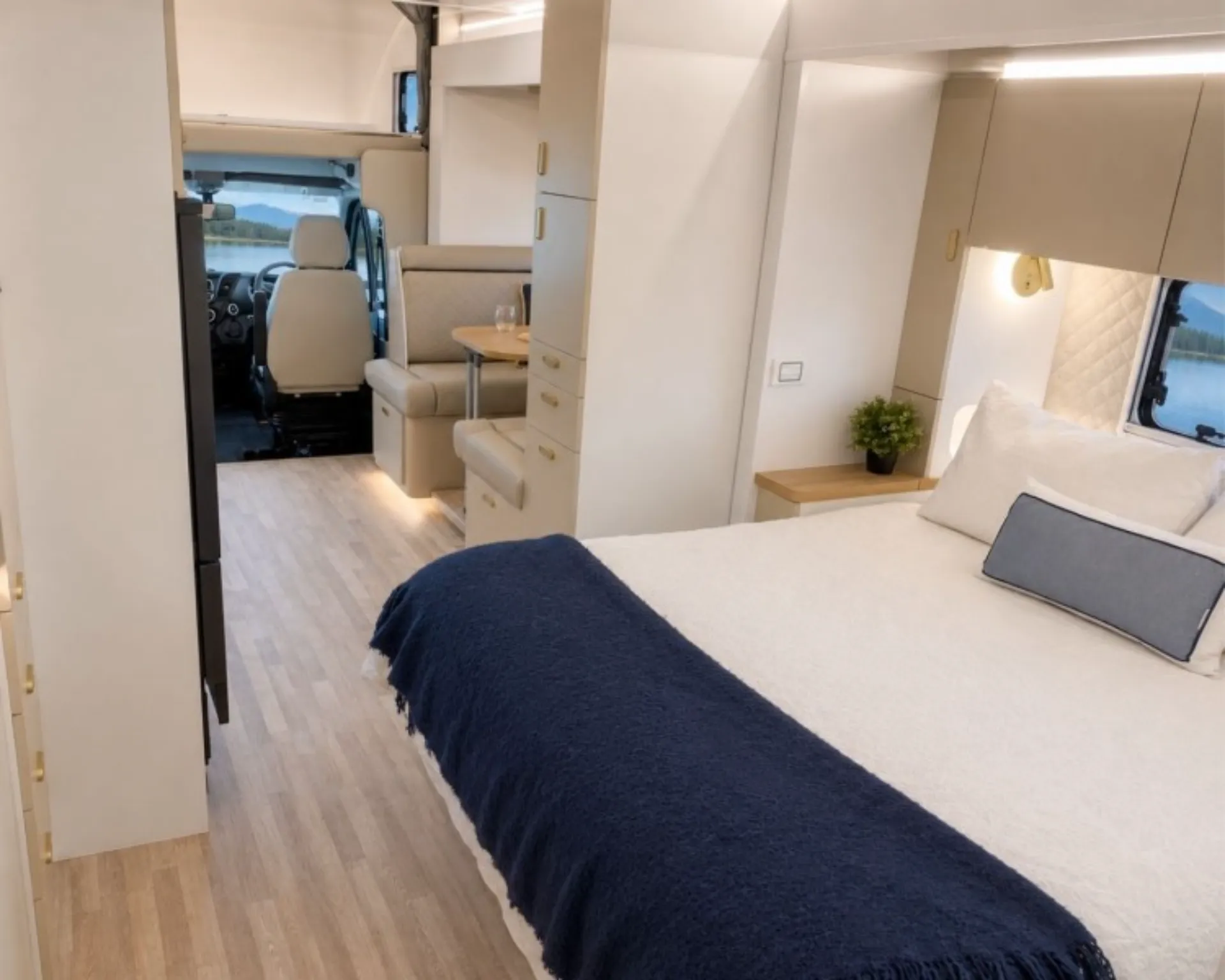 N611.26 interior image 2