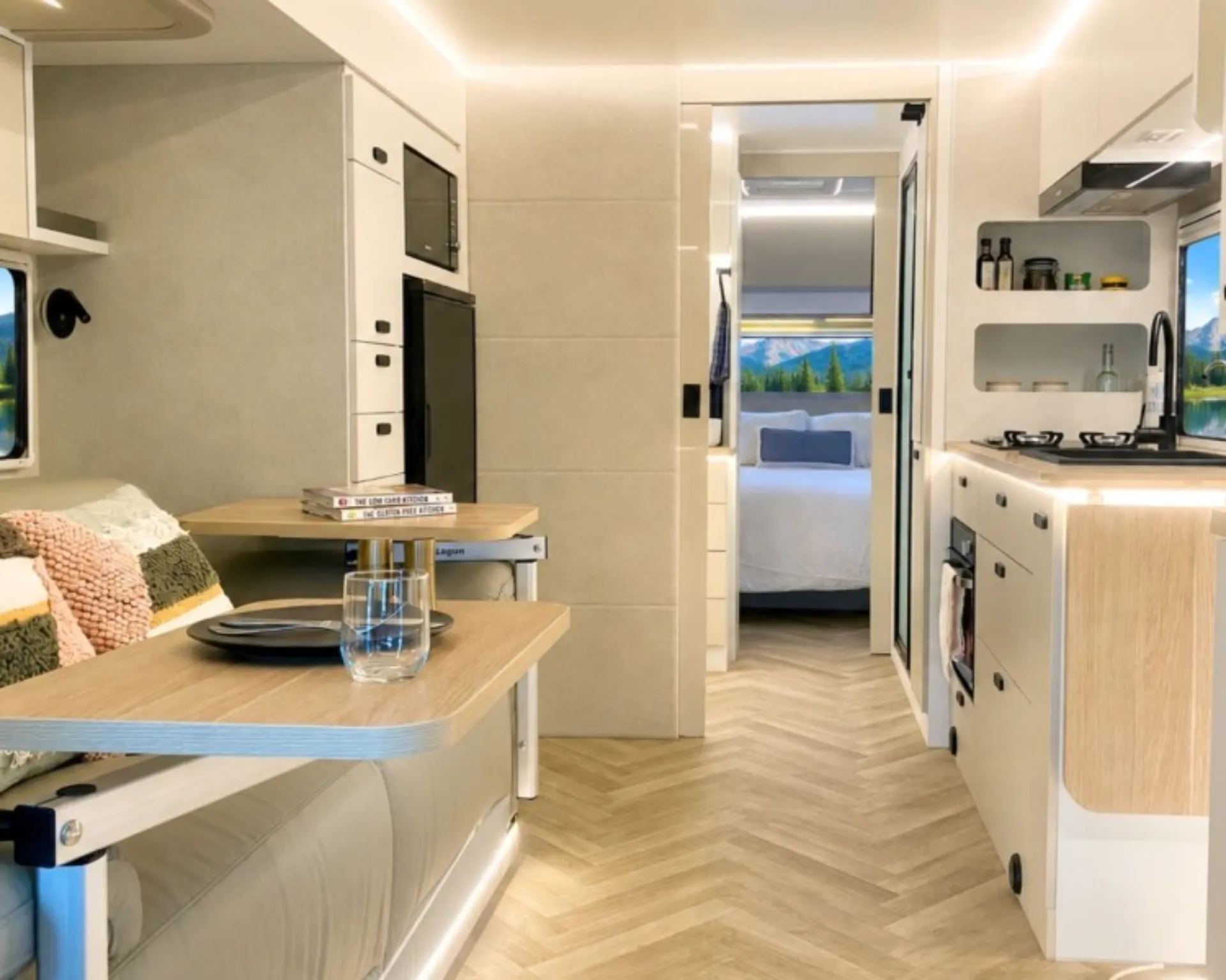 N652 interior image 3
