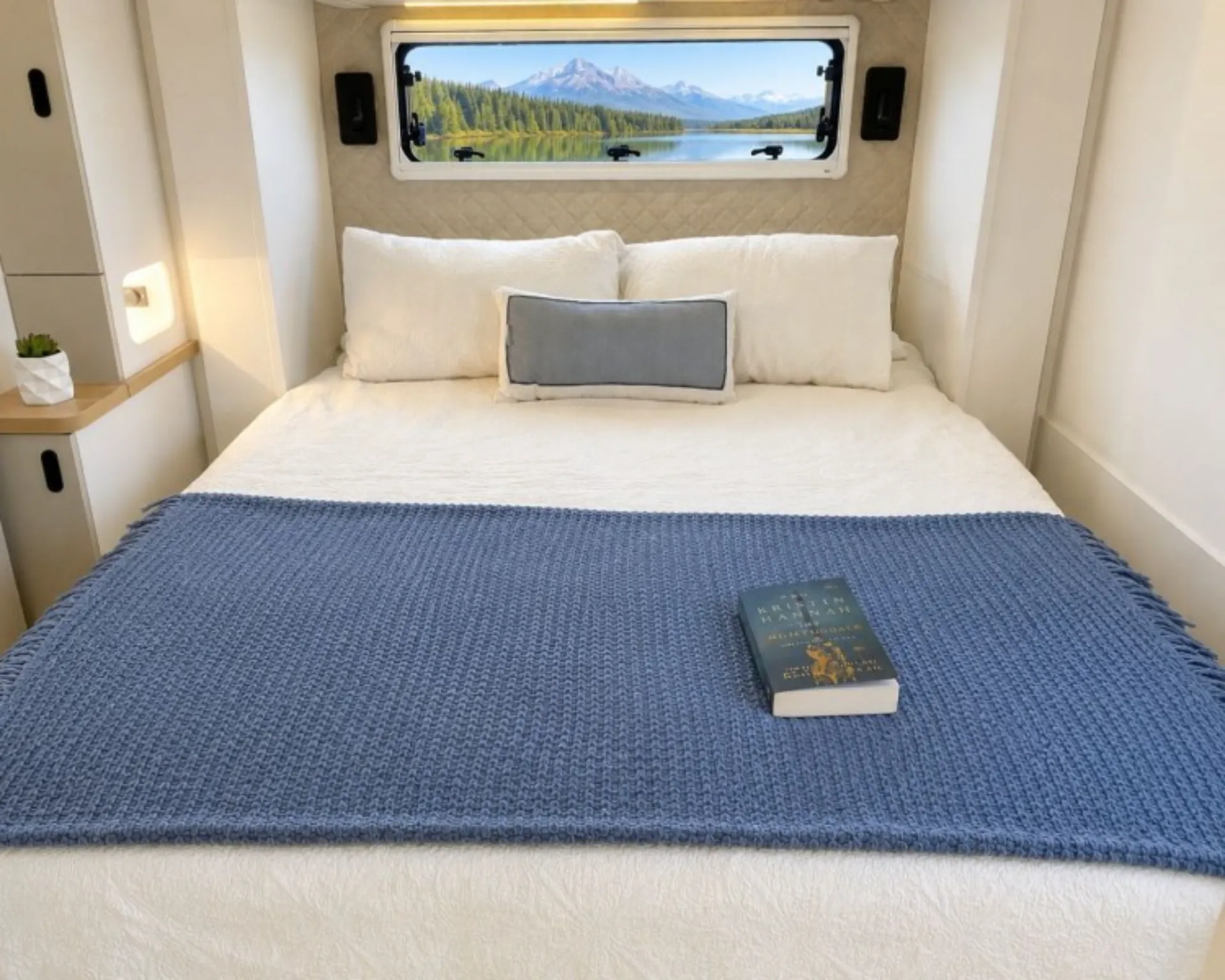 N652 interior image 1